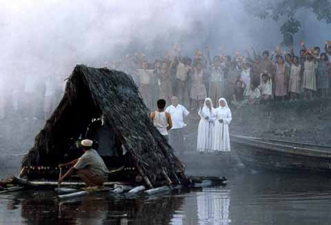 
Ernesto Guevara and Alberto Granado arrive at the leper colony in the Amazon River in Peru - The Motorcycle Diaries DVD
